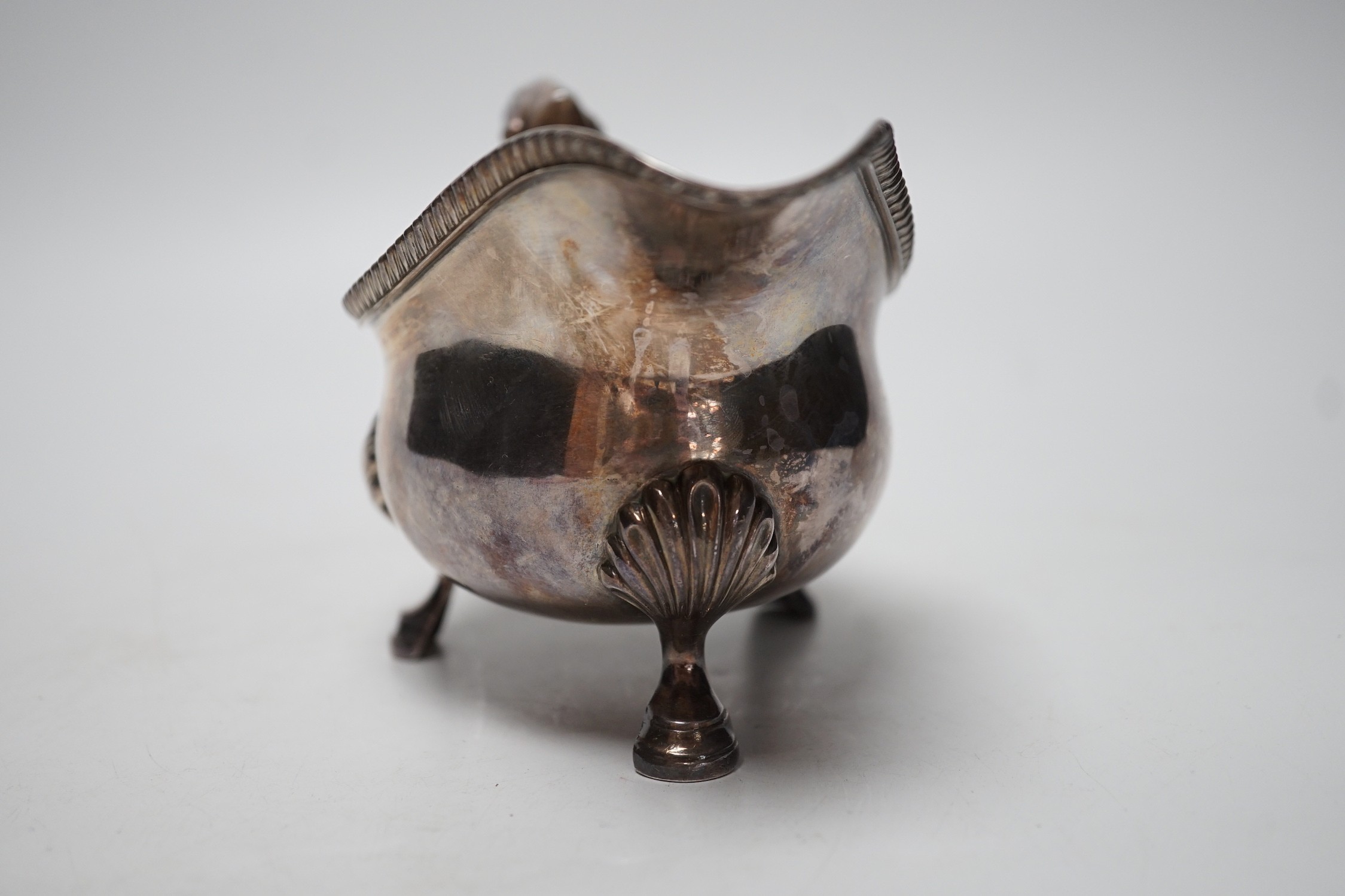 A George V silver sauce boat, by Edward Barnard & Sons Ltd, London, 1932, length 19.2cm, 11.9oz.
